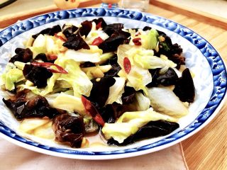 27、黑白配，小清新➕木耳清炒大白菜,清爽简单的木耳炒白菜，给肠胃减减负，喜欢的宝宝们，快来试试吧????