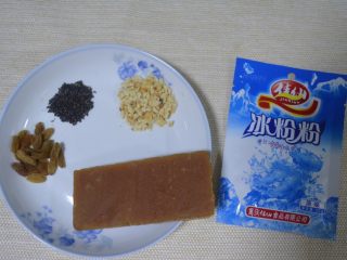1、香爽红糖冰粉,准备好食材：普通的葡萄干适量、炒熟的芝麻适量、红糖一块（这样一块是125克）、冰粉粉1包（20克）、适量炒熟的花生压碎备用！