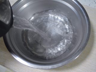 2、香爽红糖冰粉,将85度以上的3000克开水倒入容器里面。（我这里用的不锈钢容器方便等一会降温）