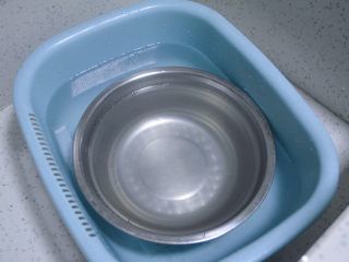 5、香爽红糖冰粉,搅拌好后将冰粉容器放入冷水盆里降温！（这里也可以让其自然冷却。但是夏天太热我通常这样做以缩短降温时间，因为用的是不锈钢盆这期间再几分钟换一次冷水，降温至30度左右只需要十几分钟。）