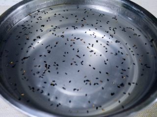 6、香爽红糖冰粉,将冰粉降温一半的时候在冰粉上均匀的撒入芝麻！