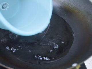 8、香爽红糖冰粉,在等冰粉降温的时候可以熬制红糖水。将1000克水倒入锅里烧开！