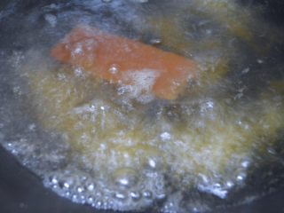 9、香爽红糖冰粉,水烧开后将红糖放入锅里熬制。