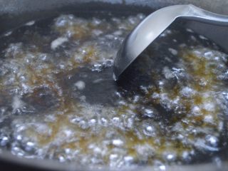 10、香爽红糖冰粉,熬的时候可以用勺将红糖压散！