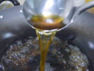 11、香爽红糖冰粉,红糖熬化开后继续熬制5分钟即可，不可以太久，不然红糖水没那么香甜可口。