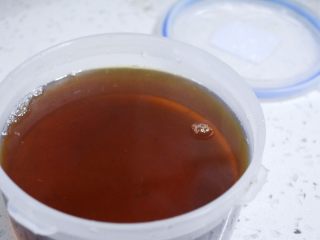 12、香爽红糖冰粉,将熬好的红糖水冷却后装好。