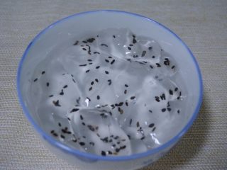 15、香爽红糖冰粉,舀出一些装入碗中。