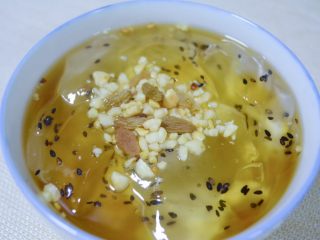 16、香爽红糖冰粉,淋上红糖水，撒上花生碎和葡萄干就完成啦！