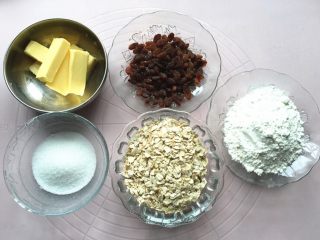 1、红提燕麦小饼干,各式材料准备。（可可粉跟牛奶没有入镜。因为可可粉是临时起意撒的，牛奶用纯牛奶就好）