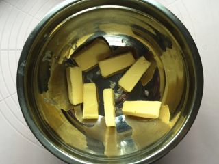 2、红提燕麦小饼干,黄油软化后，切小块入料理盆中。
