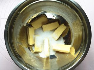 3、红提燕麦小饼干,加入白糖。