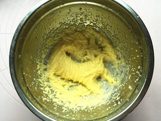 4、红提燕麦小饼干,略打发至蓬松状态。