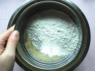 5、红提燕麦小饼干,筛入蛋糕粉。