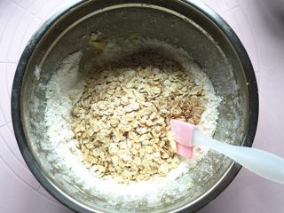 6、红提燕麦小饼干,加入燕麦片。