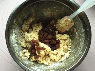 7、红提燕麦小饼干,加入红提干。