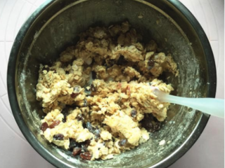 8、红提燕麦小饼干,加入牛奶。