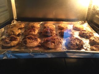 13、红提燕麦小饼干,烤箱预热，放中层，150度烤15~18分钟即可。