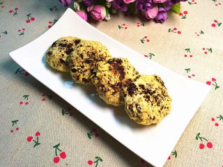 14、红提燕麦小饼干,香喷喷的烤饼，配上一杯香浓的咖啡，妥妥的下午茶哟。