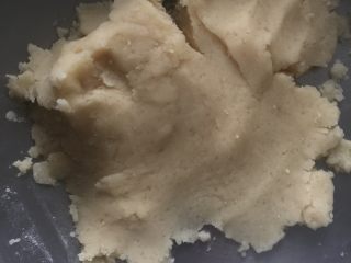 2、太阳花蛋黄月饼#中秋食饼记# ,和匀，