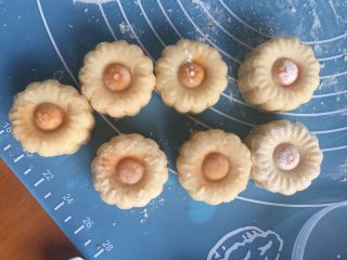 7、太阳花蛋黄月饼#中秋食饼记# ,成型，饼面刷油