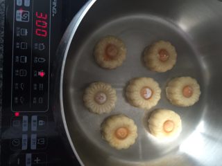 8、太阳花蛋黄月饼#中秋食饼记# ,用小火烤