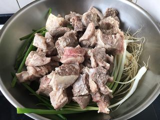 14、补血益气 强筋健骨 山药烧牛肉（附红烧牛肉详细做法）,倒入焯过水的牛肉。