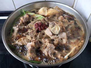 18、补血益气 强筋健骨 山药烧牛肉（附红烧牛肉详细做法）,放入1勺（15g）番茄酱和调料包。