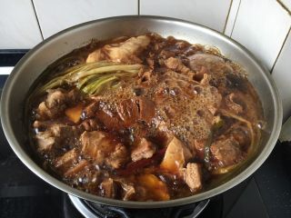 19、补血益气 强筋健骨 山药烧牛肉（附红烧牛肉详细做法）,大火煮开，开盖儿炖5分钟左右，然后改小火炖，盖上锅盖儿炖45分钟。 开盖儿炖5分钟是为了让啤酒的味挥发出去，留下麦芽香气。 大火炖时放一把铲子或者勺子，以改变汤汁沸腾方向，避免沸锅。