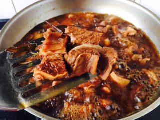 23、补血益气 强筋健骨 山药烧牛肉（附红烧牛肉详细做法）,挑出小香葱和其它的调料及调料包，诱人的牛肉就完美出炉啦！