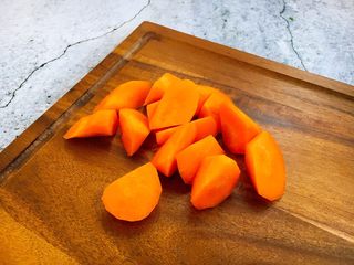 24、补血益气 强筋健骨 山药烧牛肉（附红烧牛肉详细做法）,将胡萝卜切成滚刀块。