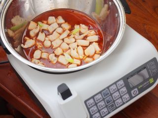 4、宫保鸡丁,12、将鸡丁和汁搅拌一下。