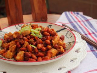 7、宫保鸡丁,撒上小葱。