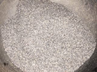 1、黑芝麻流沙包,将称好的黑芝麻放到锅里小火炒熟