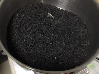 2、黑芝麻流沙包,将炒熟的黑芝麻放到料理机机打成粉