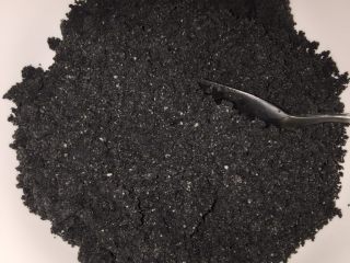 4、黑芝麻流沙包,将打好的黑芝麻放到干净的容器中