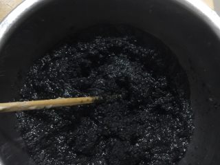 5、黑芝麻流沙包,将黄油隔水融化，加入白砂糖，搅拌到融化，然后将打好的黑芝麻粉放进去搅拌成糊糊状