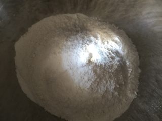 6、黑芝麻流沙包,将称好的酵母加入面粉中，用牛奶活好，然后放到温暖的地方醒发到两倍大，用手戳坑不在回缩为发好了。（不好意思，醒发好的面团忘记拍照片了）