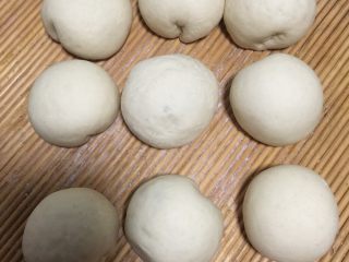 7、黑芝麻流沙包,将醒发好的面团分成均匀的等份，擀成薄厚均匀的面皮，然后用勺将混合好的黑芝麻馅放进去，用包包子的方法包好，然后整理一下面团。将包好的流沙包再醒10分钟。