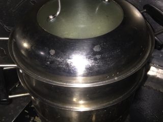 8、黑芝麻流沙包,凉水放进蒸锅里蒸，上气后再蒸15分钟（根据包的流沙包的大小可以调整）蒸熟后关火不要着急打开盖，再闷5分钟，要不然包子容易回陷