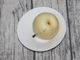 1、花椒蒸梨,先准备一个梨，洗净