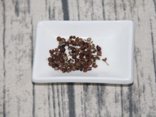 2、花椒蒸梨,准备些花椒粒