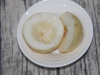 5、花椒蒸梨,挖出一个坑