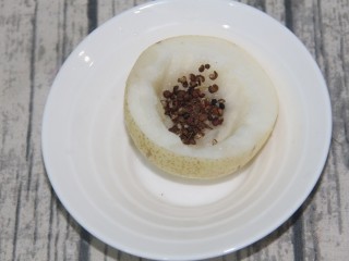 6、花椒蒸梨,放入花椒粒