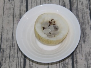 7、花椒蒸梨,再放入冰糖