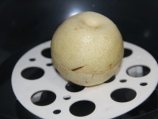 11、花椒蒸梨,把梨放在笼屉上