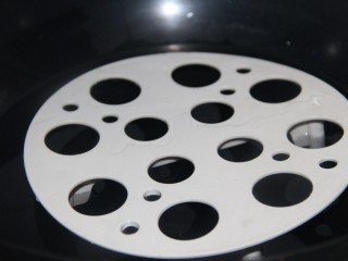 10、花椒蒸梨,放上笼屉