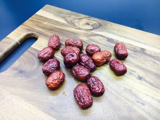 3、冰糖银耳雪梨粥,辅助食材：大枣