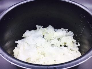 9、冰糖银耳雪梨粥,摘去银耳的老根，把银耳撕成小朵。