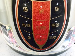 11、冰糖银耳雪梨粥,把盛有银耳的电压力锅内胆放入电压力锅里，盖好锅盖儿，按“牛蹄筋”档开始工作，这档工作时间是上气后工作30分钟，然后自动停止工作。工作结束后要等自然放气，这期间银耳处于焖的状态，还能继续加速银耳分解胶质。