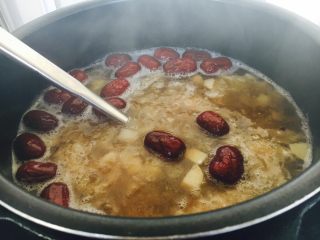 17、冰糖银耳雪梨粥,打开锅盖儿，银耳粥依然热气腾腾的。